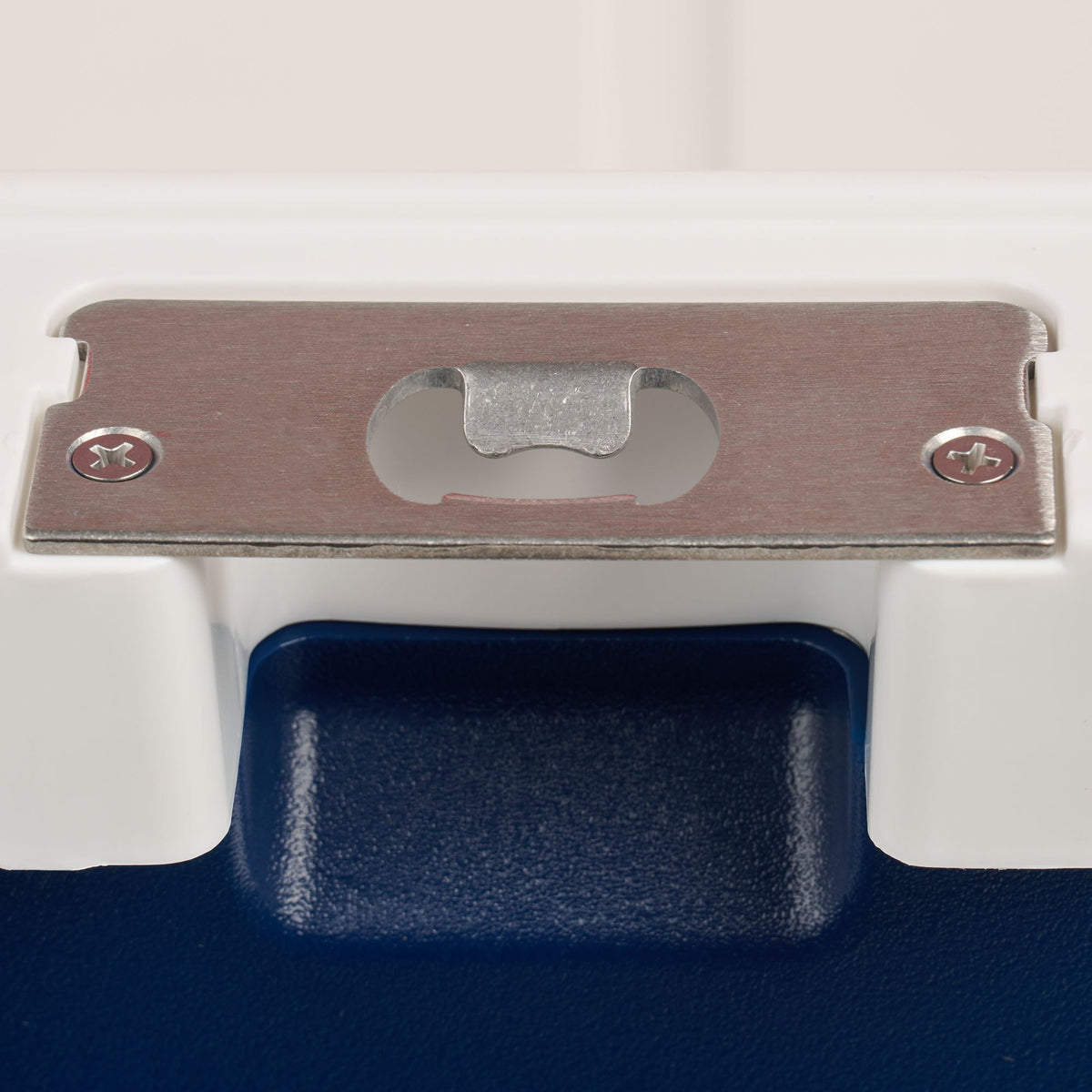 trailmate-75-qt-roller-cooler-d1 00035111-BO.jpg